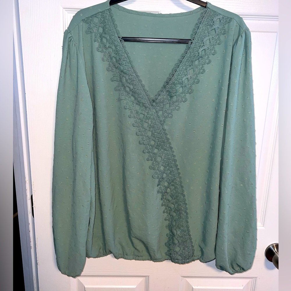 Women’s green lace cross cross design blouse size 2XL